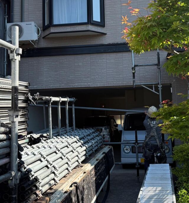 🏡
「田舎では珍しい！３階建て住宅の外回りメンテナンスです。」
建築もひっそり？やってます🙋‍♂️
#足場 #ビケ足場 
#外壁 #塗装  #フッ素 
#屋根 #横葺きガルバリウム #カバー工法 
#京丹後 #久美浜 
#週末は見学会です😌