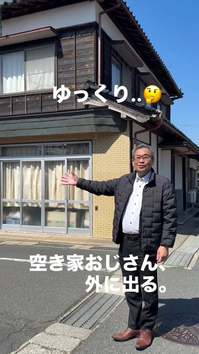 🏠
【空き家おじさん、外へ出る。】
小天橋駅前物件その④
「ちょっと外、行きましょうか。」
－－－－－
この家、
外に出ると——
海がゆっくり？見えます。
－－－－－
しかも、駅前。
・ゆっくり暮らしたい方
・海の近くで生活したい方
には、ちょうどいい場所。
今回の物件は、
リノベーション無しの仲介物件。
このまま活かすか、
手を加えるか。
まずは、現地で。
「内覧どうぞ。」
「空き家を、動かす。」
ーー 工務店リノベ®︎ ーー
📩 内覧希望はDMください
#空き家
#仲介物件
#海のある暮らし
#京丹後
#工務店リノベ