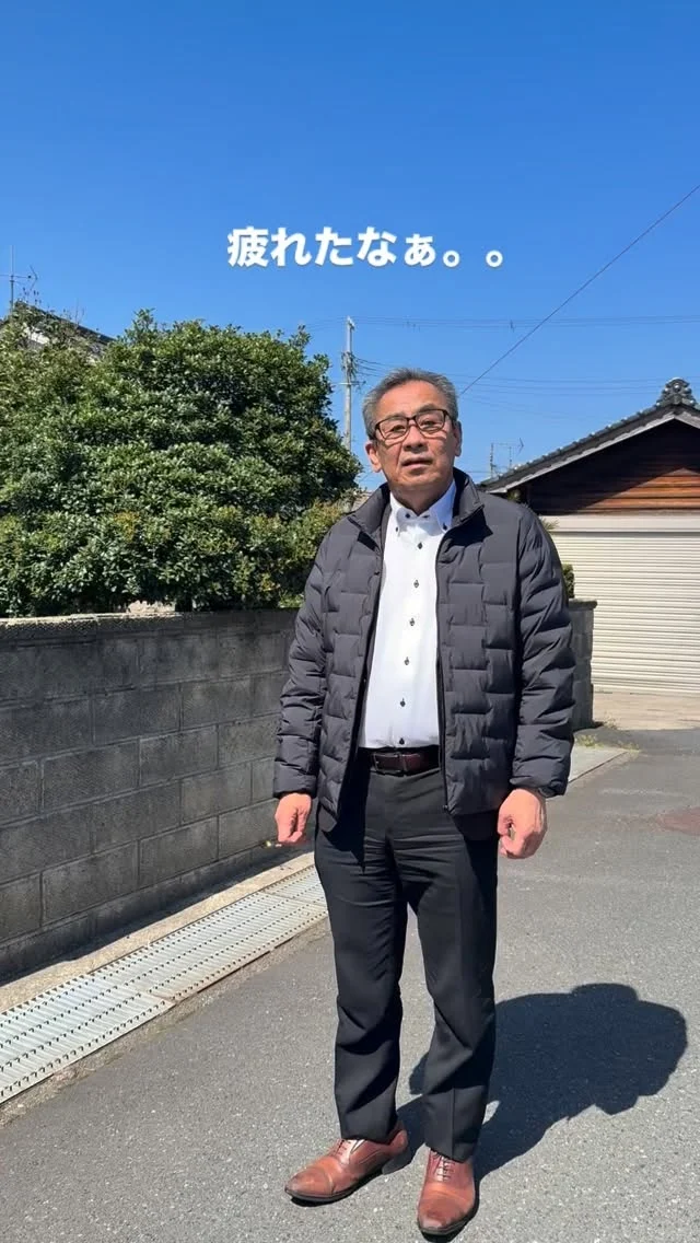 🏠
【空き家おじさん、疲れた。。】
小天橋駅前物件その⑤
「外も、見ていきましょう。」
－－－－－
庭あり。
そして——
海が見えます。
－－－－－
しかも、駅前。
暮らしやすさと、
ロケーション。
どっちもある物件です。
今回の物件は、
リノベーション無しの仲介物件。
このまま使うか、
手を加えるか。
「内覧どうぞ。」
「空き家を、動かす。」
ーー 工務店リノベ®︎ ーー
📩 内覧希望はDMください
#空き家
#仲介物件
#海のある暮らし
#京丹後
#工務店リノベ