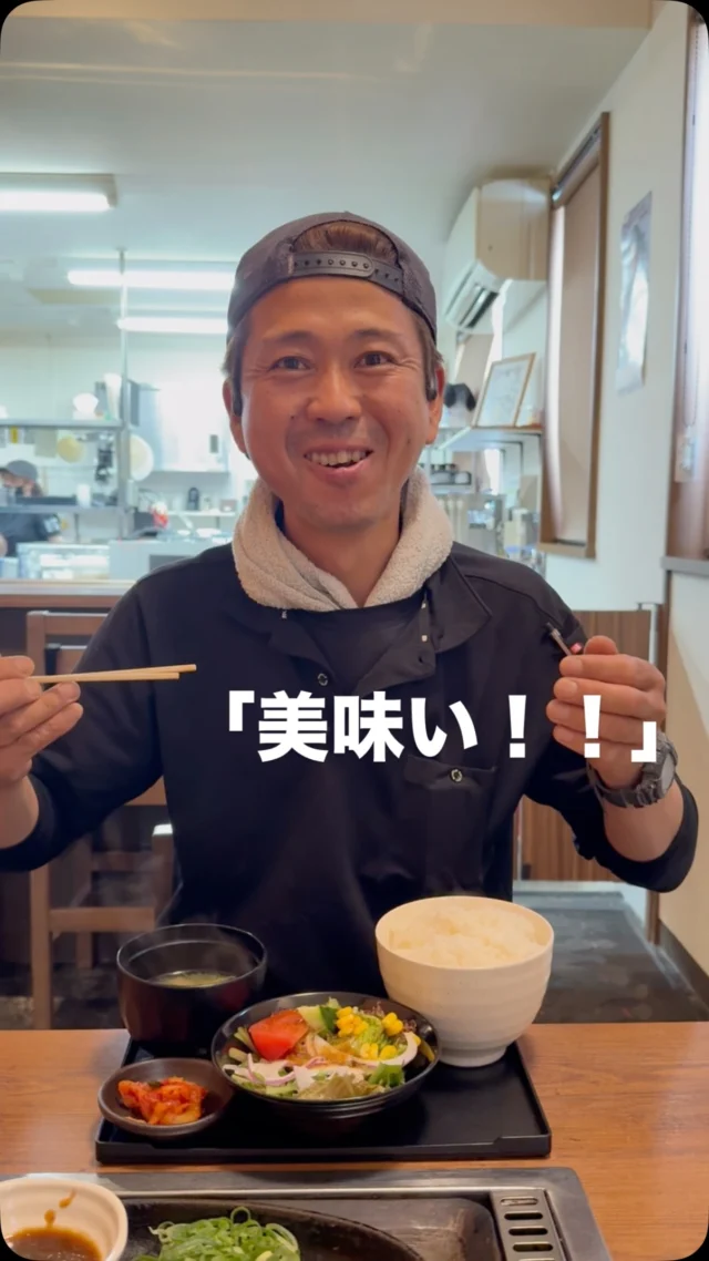 🥩
【素潜り兄さん、ランチの巻。】
今日はちょっと豪華に、
ステーキランチ。
－－－－－－－－
現場で汗をかいた後の、
ご褒美タイム。
なかなか立派なお肉。
..でも、ふと思う。
「今日の仕事に見合ってる？」🤣
－－－－－－－－
午後からも頑張ります。
ーー 工務店リノベ®︎ ーー
#素潜り兄さん 
#京丹後
#ステーキ
#ランチ
#空き家活用